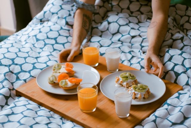 Vitamina C, ricordiamoci di assumerla fresca altrimenti perde le proprie carattersitiche a contatto con l'ambiente, oppure affidiamoci agli integratori