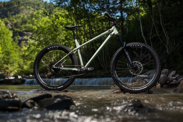 Commencal Meta HT AM Essential - lifestyle