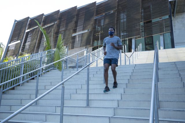 ASICS RUNNERS FACE COVER è perfetta per correre sicuri!