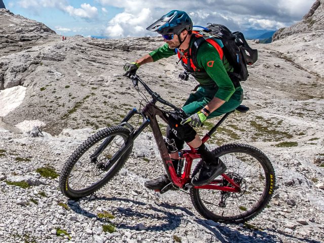Leatt DBX 5.0 Clip - action 02