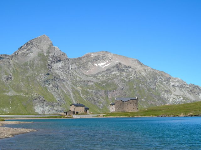 Apertura_VALLE D_AOSTA-Lago e rifugio Miserin (foto Sergio Enrico)-1