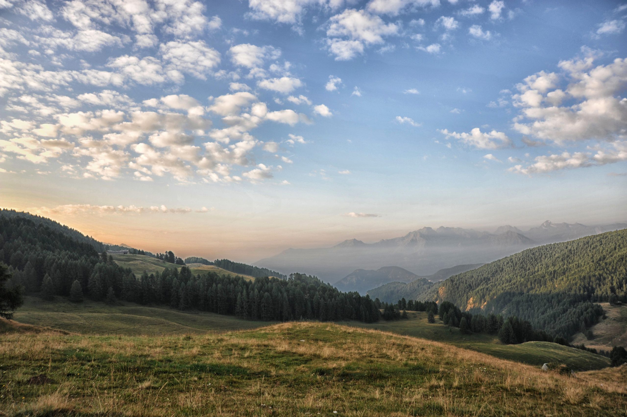 L'altipiano naturale su cui si estende l'abitato di Torgnon offre scorci impagabili soprattutto all'albeggiare e al tramonto del Sole. © Ufficio Turismo Torgnon L'altipiano naturale su cui si estende l'abitato di Torgnon offre scorci impagabili soprattutto all'albeggiare e al tramonto del Sole. © Ufficio Turismo Torgnon