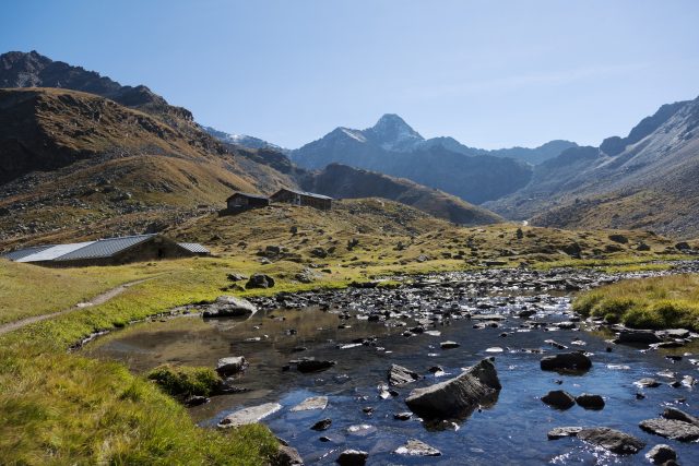 Nella foto di Pietro Celesia il Rifugio e omonimo Lago di Arbolle