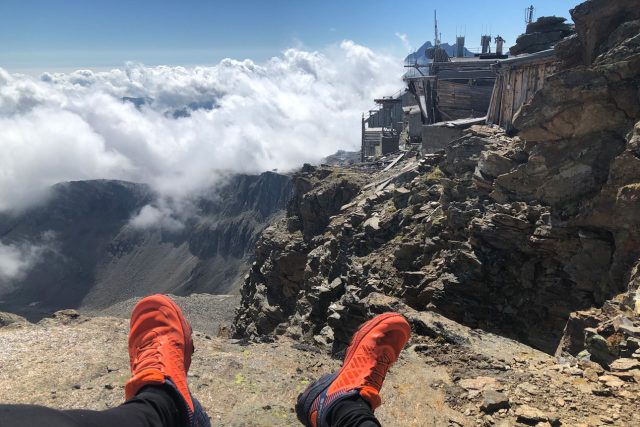 In primo piano le Scarpa Spin Ultra all'0arrivo di Punta Indren