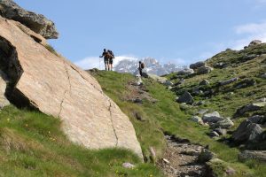 Escusionisti in gita su uno dei meravigliosi percorsi della Valle di Gressoney nella foto di Pietro Celesia
