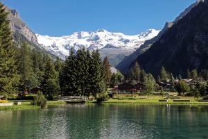 Nella foto di Enrico Romanzi il Lago Gover nell'abitato di Gressoney-Saint-Jean