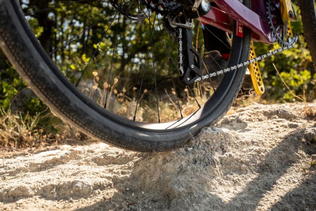 Technomousse Red Poison Gravel - action
