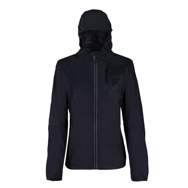 La BERYLL Jacket nella versione da donna con un look più aderente sui fianchi per modellare il corpo femminile