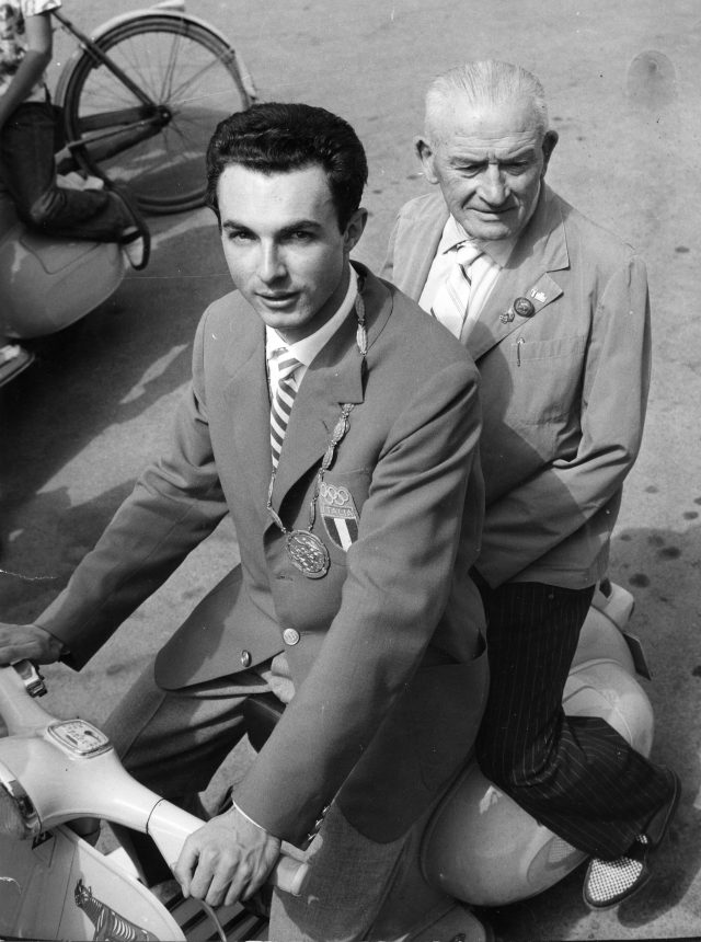 Livio Berruti in Lambretta con Enrico Porro,vincitore della medaglia d'oro alle Olimpiadi di Londra del 1908 nella lotta greco-romana, categoria pesi leggeri