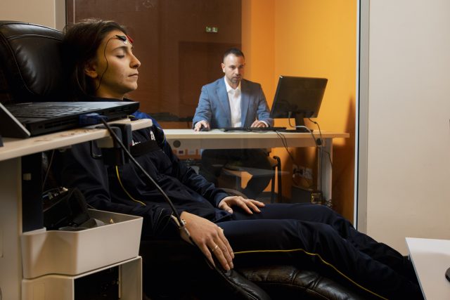 Aiace Rusciano all'interno del proprio studio durante un test con un'atleta