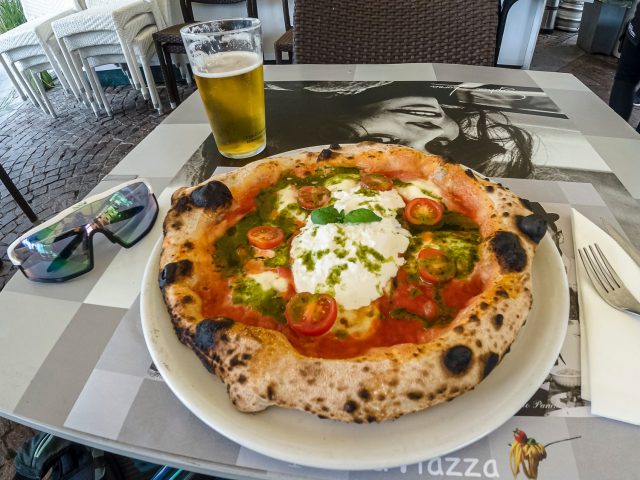 Enduro Bikepacking - pizza