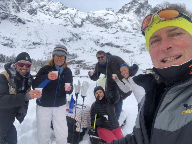 E apercorso terminato n on poteva mancare il vero e proprio brindisi di un gruppo di escursionisti che, chi con le ciaspole, cihi con scarpe da running invernali, ha completato i 5 chilometri del bellissimo percorso Layet