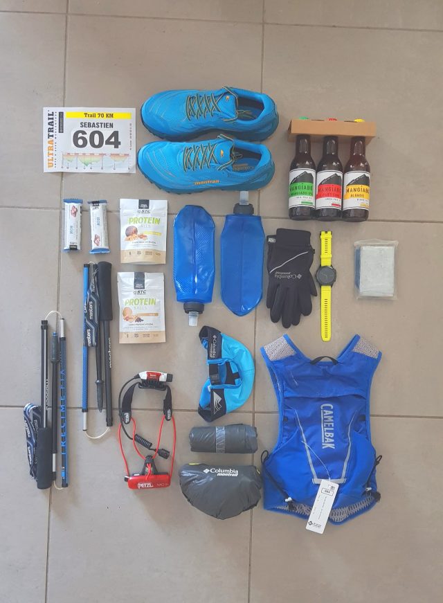 Nel kit completo non possono mancare i bastonicino, in questo caso il Tre Cime Carbon pieghevole di Masters