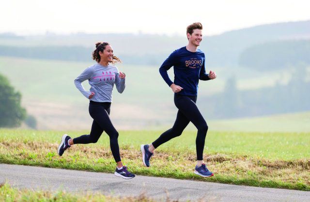 Brooks Adrenaline GTS 21 in piena azione nelle due versioni uomo donna