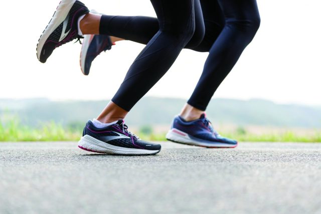 Brooks Adrenaline GTS 21 in piena azione nelle due versioni uomo donna