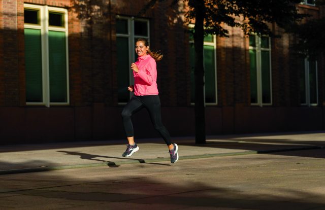 Brooks Adrenaline GTS 21 in piena azione nella versione femminile
