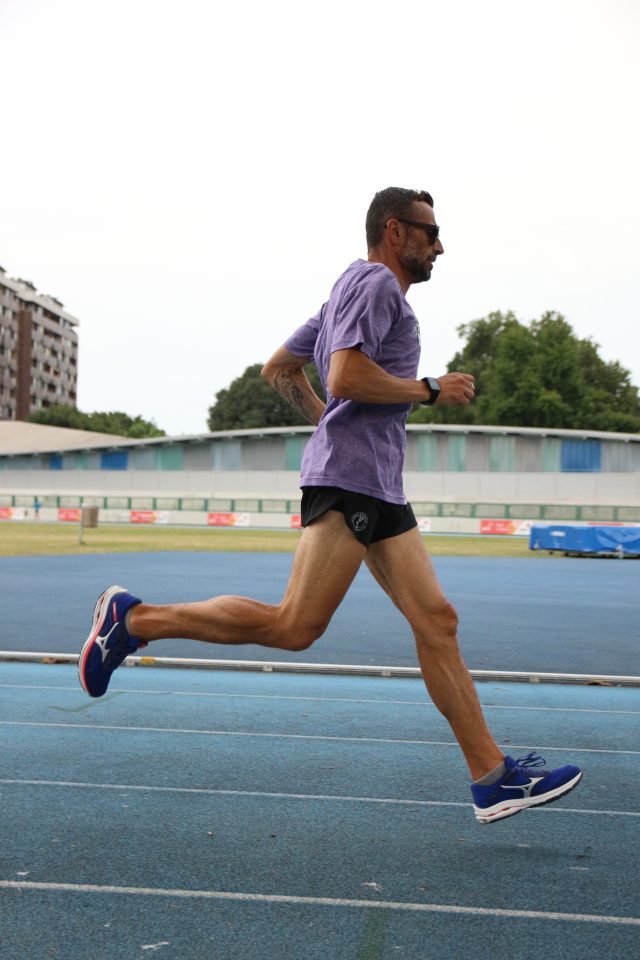 Mizuno Wave Rider 24 in piena azione con il nostro tester Daniele Milano al Campo di atletica XXV aprile di Milano