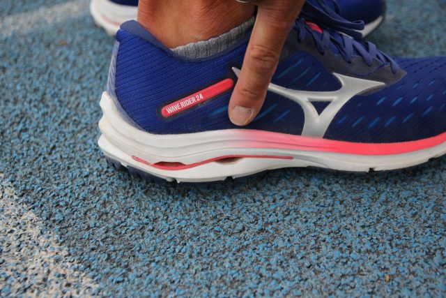Mizuno Wave Rider 24 con la tecnologia WAVE ben in evidenza e perfettamente integrata all'inedita Mizuno Enerzy