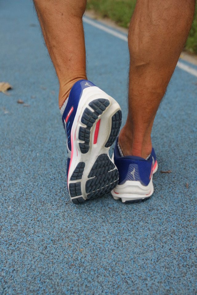 Mizuno Wave Rider 24 con un battistrada ottimo su asfalto