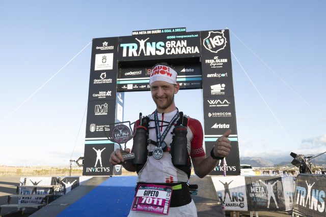 Un'altra bellissima immagine di Marco sorridente al traguardo. Mentre lui festeggia, gli avversari più diretti sono ancora lontani!