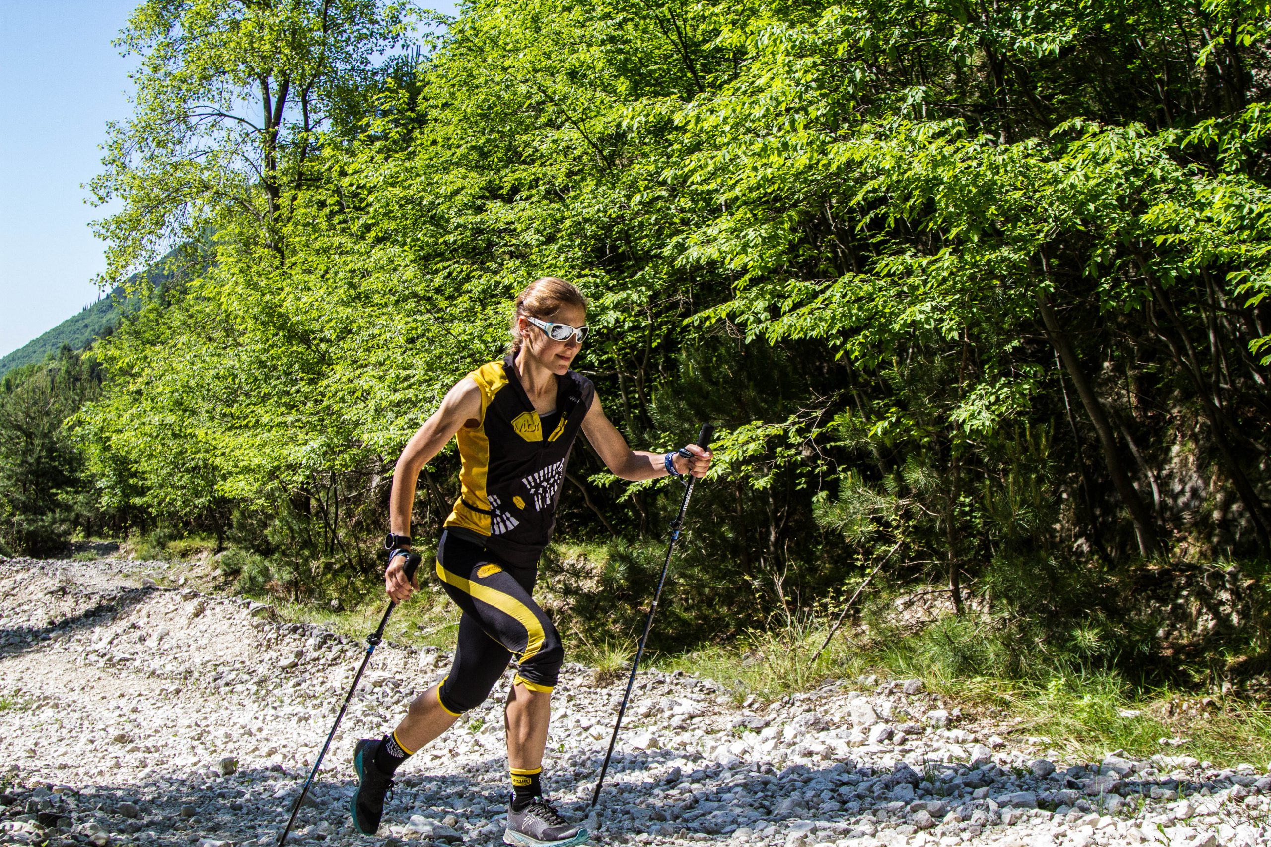 YULIA BAYKOVA in piena azione durante un allenamento insieme ai suoi inseparabili bastoncini MASTERS YULIA BAYKOVA in piena azione durante un allenamento insieme ai suoi inseparabili bastoncini MASTERS