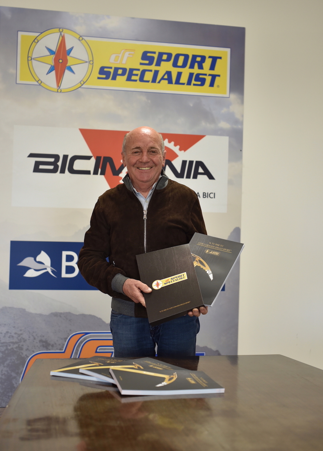 Sergio Longoni, da una sua idea, anzi un sogno, sono nate nel 2005 le serate di Df Sport Specialist che hanno ospitato oltre 200 professionisti e amanti della montagna e dello sport outdoor Sergio Longoni, da una sua idea, anzi un sogno, sono nate nel 2005 le serate di Df Sport Specialist che hanno ospitato oltre 200 professionisti e amanti della montagna e dello sport outdoor