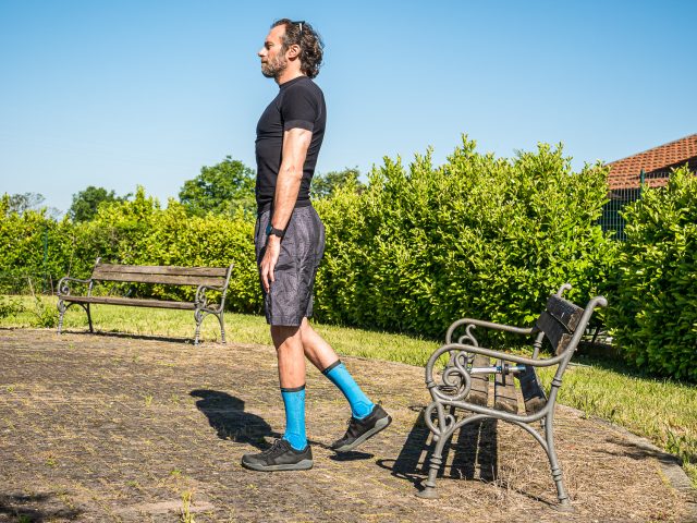 Allenamento a casa per MTB - forza gambe - stacco da terra singolo 03