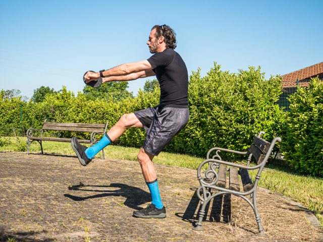 Allenamento a casa per MTB - forza gambe - pistol squat 01