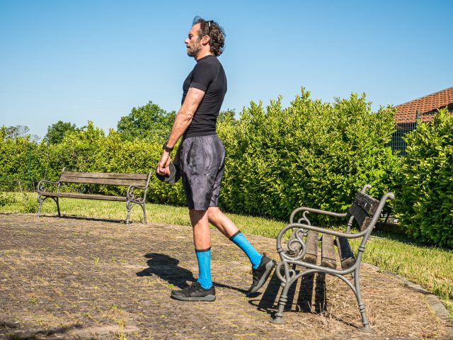 Allenamento a casa per MTB - forza gambe - stacco da terra singolo 01