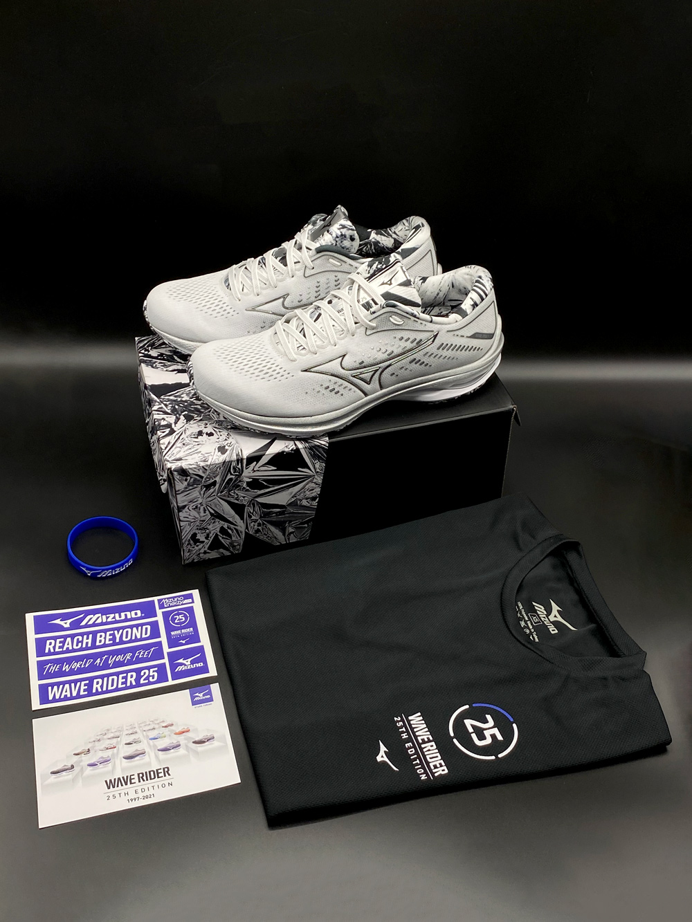 Mizuno celebra il 25° Anniversario della Mizuno Wave Rider 25, una strada lunga, iniziata nel lontano 1997, per festeggiare oggi i suoi primi 25 anni di vita...rigorosamente in bianco! Mizuno celebra il 25° Anniversario della Mizuno Wave Rider 25, una strada lunga, iniziata nel lontano 1997, per festeggiare oggi i suoi primi 25 anni di vita...rigorosamente in bianco!