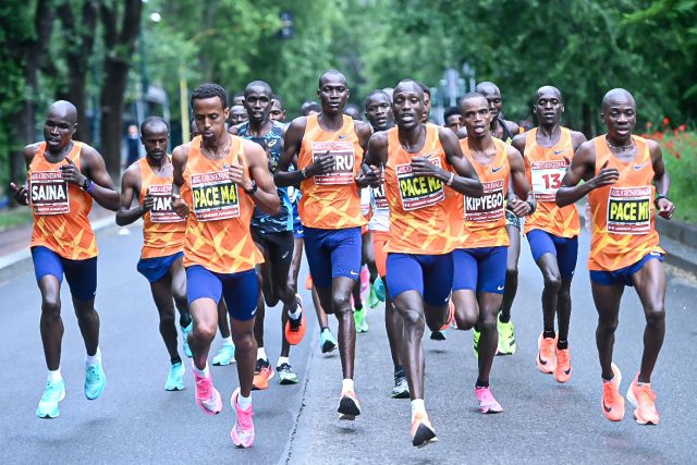 GENERALI MILANO MARATHON 2021, una bellissima foto del plotoncino dei primi nella prova maschile - Foto Piero Cruciatti / LaPresse 16 Maggio 2021 Milano, Italia sport running Generali Milano Marathon 2021 nella foto: un momento della gara Photo Piero Cruciatti / LaPresse May 16, 2021 Milan, Italy sport running Generali Milano Marathon 2021 in the pic: a moment of the race