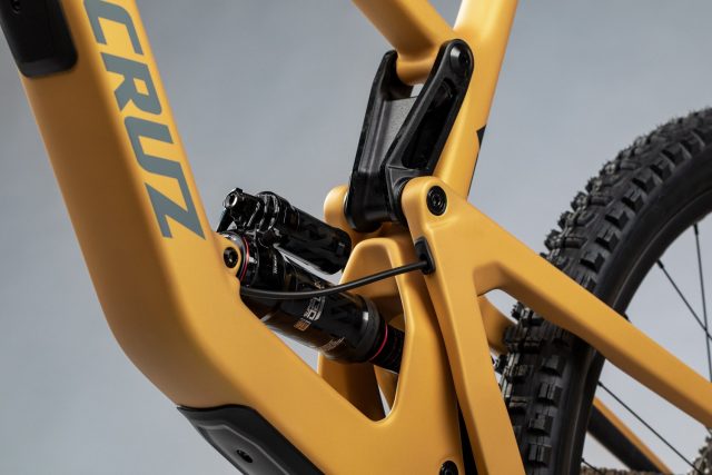 Santa Cruz Bronson MY22 - 01