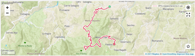 Terzo giorno 27 km da 800 a 1800 metri di altitudine: Da Villa Minozzo siamo arrivati a Garfagno attraverso una forestale panoramica e super pedalabile anche in modalità eco. Poi la risalita verso il Parco di Stracorada, un’area ad alto impatto ambientale e dalla bellezza incontaminata a 1200 metri di altitudine, con abeti e faggi a farla da padroni. Ma la salita non è finita, perché proseguendo su una forestale, a tratti impegnativa, si raggiungono i “Prati di Sara” (1610 metri di altitudine), grandi praterie d'altura ai piedi del Monte Cusna. Garantiamo che arrivarci in e-MTB è davvero un’esperienza indimenticabile, perché da qui si domina un ampio settore incontaminato e selvaggio dell'Appennino Reggiano, tutto da scoprire e pedalare. In tarda primavera e in estate, poi, si possono ammirare le fioriture di genziane, orchidee e garofani selvatici. Dai Prati di Sara comincia la discesa del trail “Alta Tensione” (ma grande divertimento), cui segue la risalita verso Monteorsaro a quota 1800 metri, per poi concludere il tracciato con la lunga discesa verso “Case Stantini” (frazione di Villa Minozzo) attraversando tantissimo verde con campi di mirtilli, grandi ciliegi e una bellissima pineta.