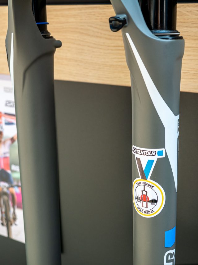 SR Suntour Pidcock - 02