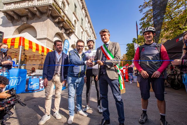 BikeUp Bergamo 2021 report - taglio nastro