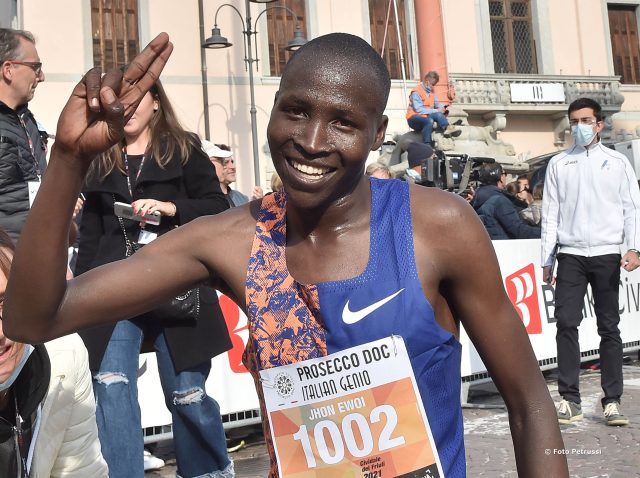 Jhon Ewoi Kametho, sorridente al traguardo vittorioso della Mytho Half Marathon