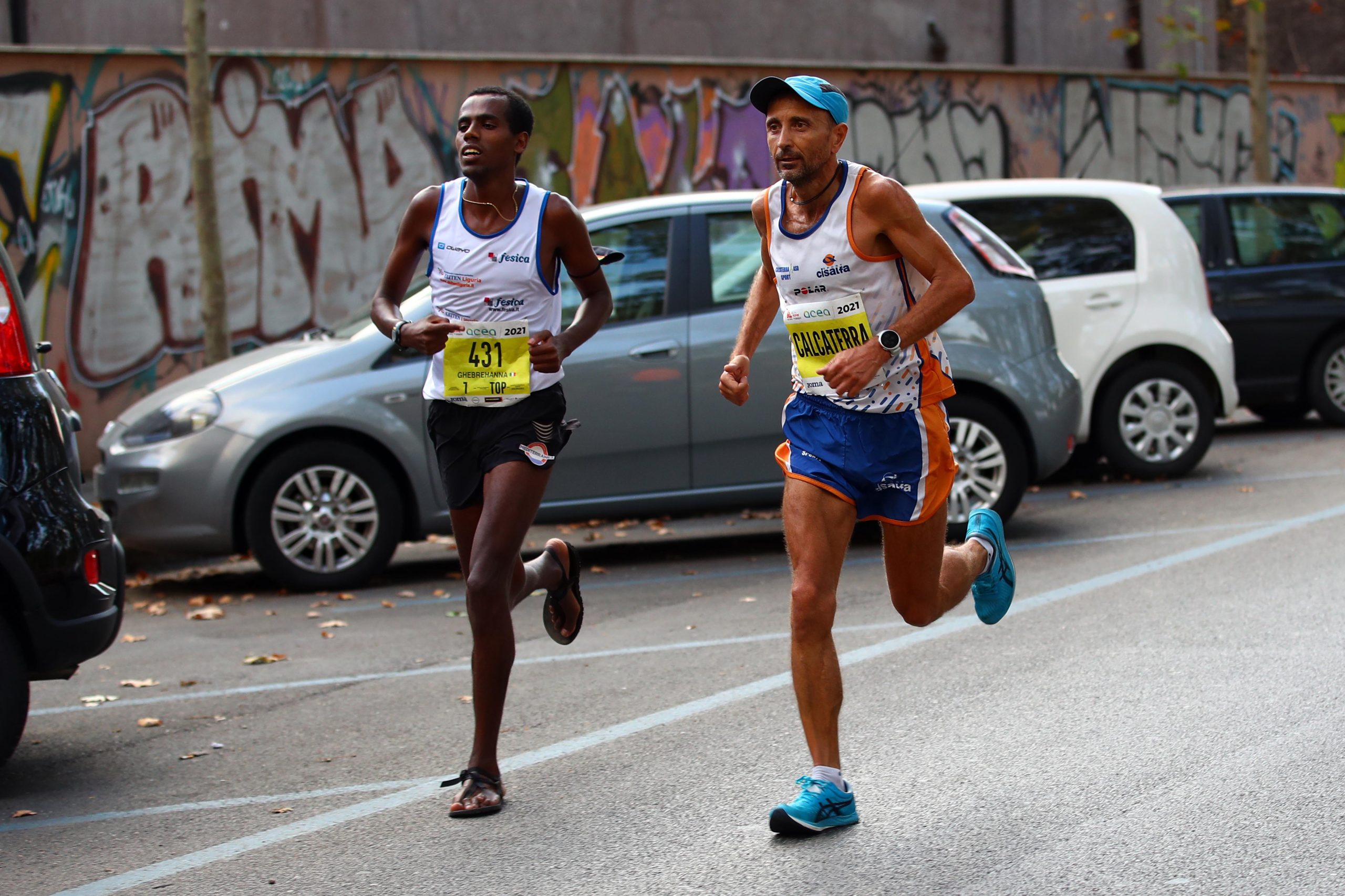 Re Giorgio Calcaterra in piena azione, durante una delle precedenti edizioni della maratona di Roma. Una figura, quella di Calcaterra, che ha reso la città eterna famosa anche per le sue incedibili imprese in tanti anni di carriera. Un esempio vero di longevità sportiva e abnegazione. Re Giorgio Calcaterra in piena azione, durante una delle precedenti edizioni della maratona di Roma. Una figura, quella di Calcaterra, che ha reso la città eterna famosa anche per le sue incedibili imprese in tanti anni di carriera. Un esempio vero di longevità sportiva e abnegazione.