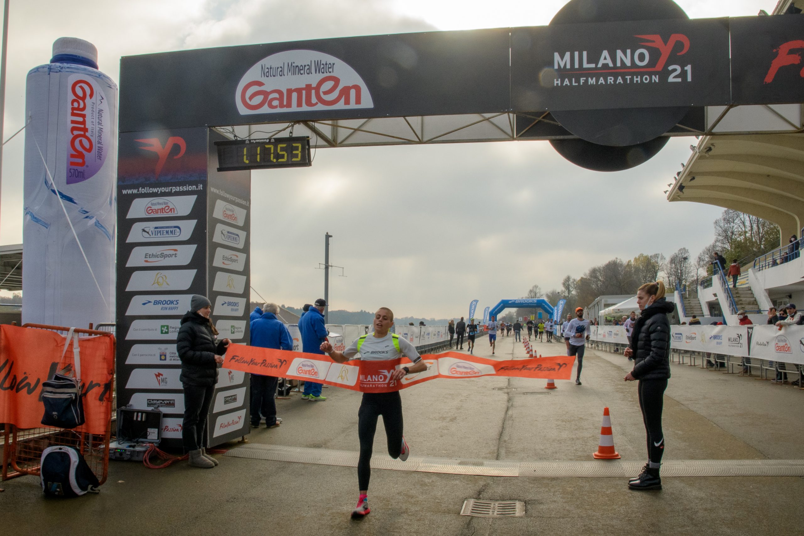 Nella foto di Diego Degiorgi, Fabiola Conti trionfante nella 21k dove ha dominato dal primo all'ultimo chilometro con una gran tattica di gara e variazioni di ritmo.