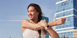 Nella foto il Fitness Tracker più venduto al mondo, il Fitbit Charge 5.