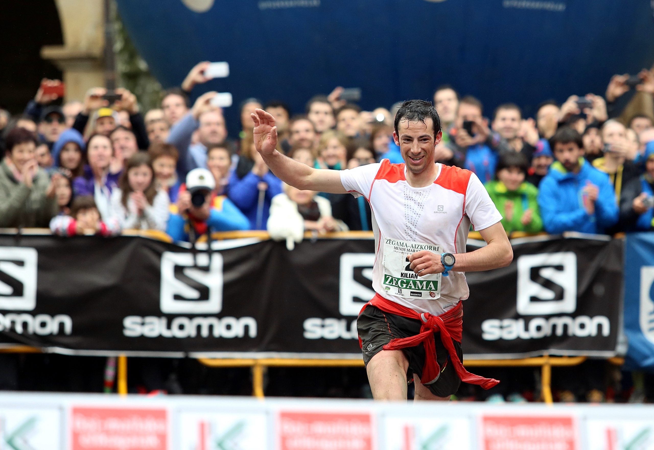 Kilian Jornet in una foto trionfale di Javi Colmenero alla Zegama del 2017 da lui vinta insieme a Salomon Kilian Jornet in una foto trionfale di Javi Colmenero alla Zegama del 2017 da lui vinta insieme a Salomon