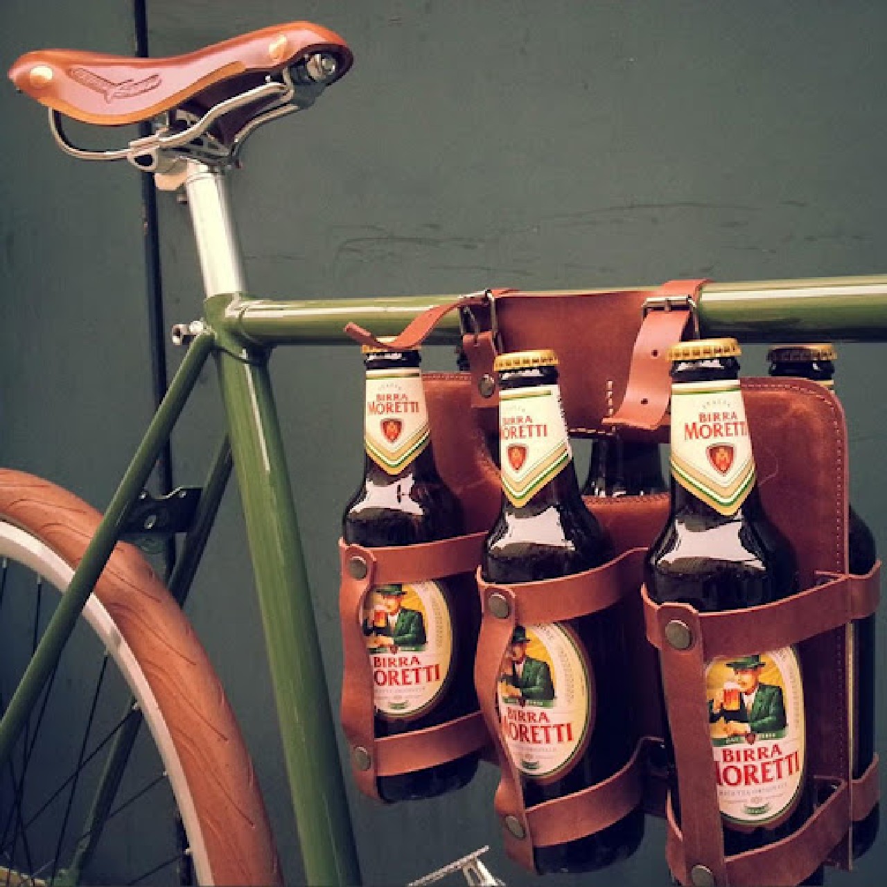 bicicletta con borsa porta birre sul tubo orizzontale