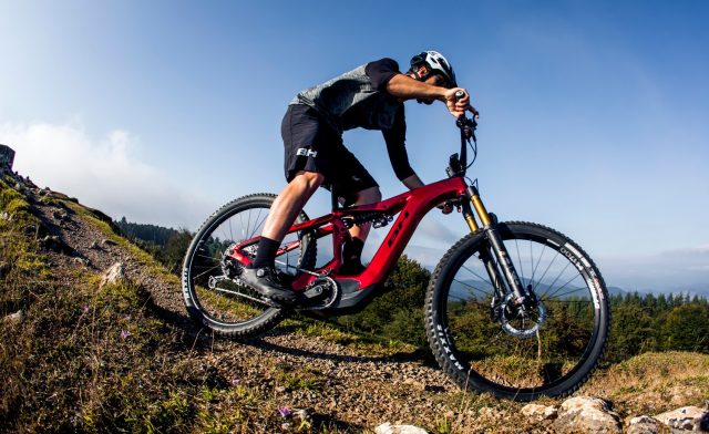 BH AtomX Carbon MY22 - action
