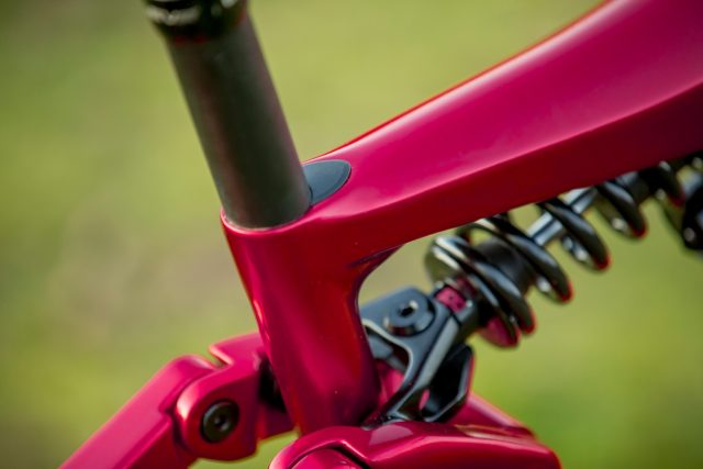 BH AtomX Carbon MY22 - 01