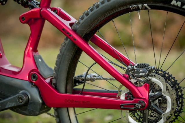 BH AtomX Carbon MY22 - 03