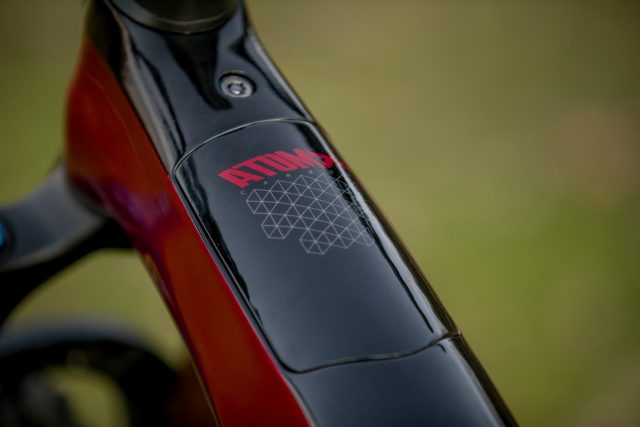 BH AtomX Carbon MY22 - 06