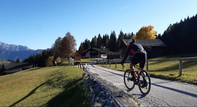 mythos gravel primiero, ciclista in azione su asfalto