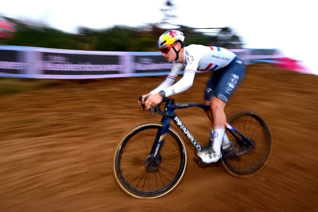 Tom Pidcock in azione su terra