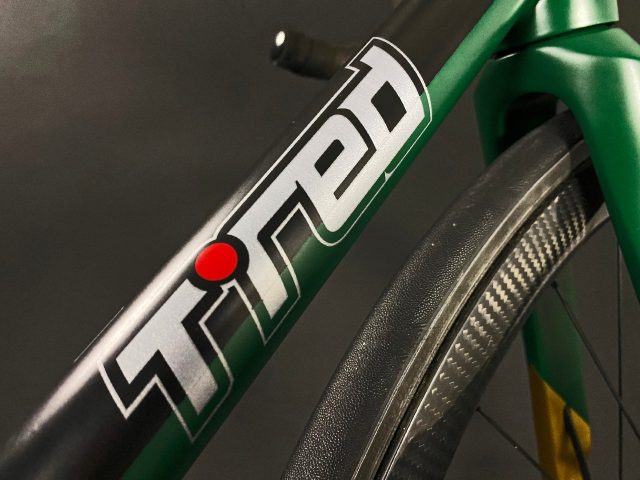 bici da corsa in acciaio T°RED Rea Urano, particolare logo