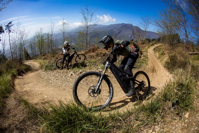 Canyon Strive CFR MY22 - action 02