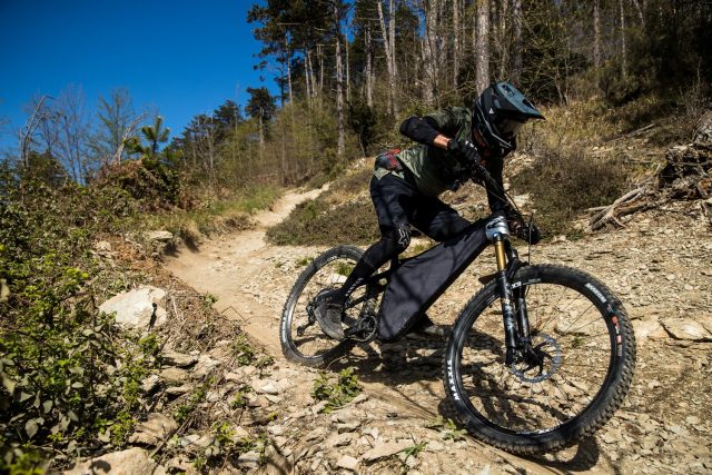 Canyon Strive CFR MY22 - action 03